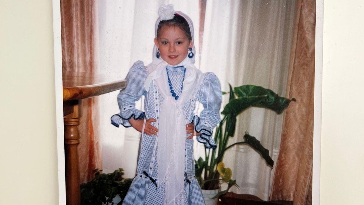 Lidia, en una foto de su archivo personal, vestida de chulapa con el traje que le confeccionó su abuela de pequeña