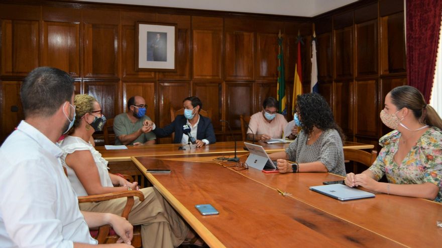 Acto de entrega por parte del Cabildo de las llaves del Centro de Promoción Agraria al Ayuntamiento de Garafía.