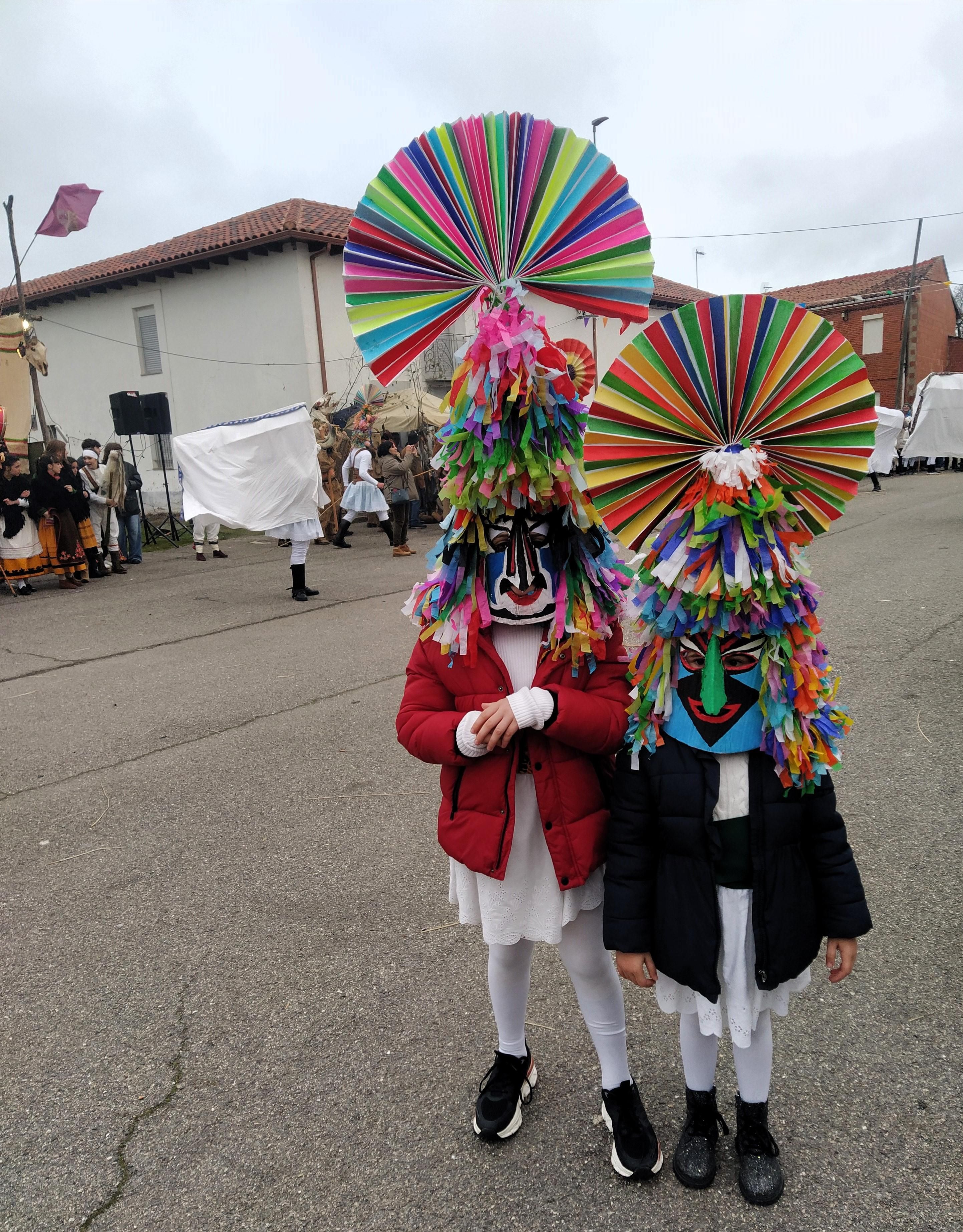 Niña y niño con el disfraz de guirrio.