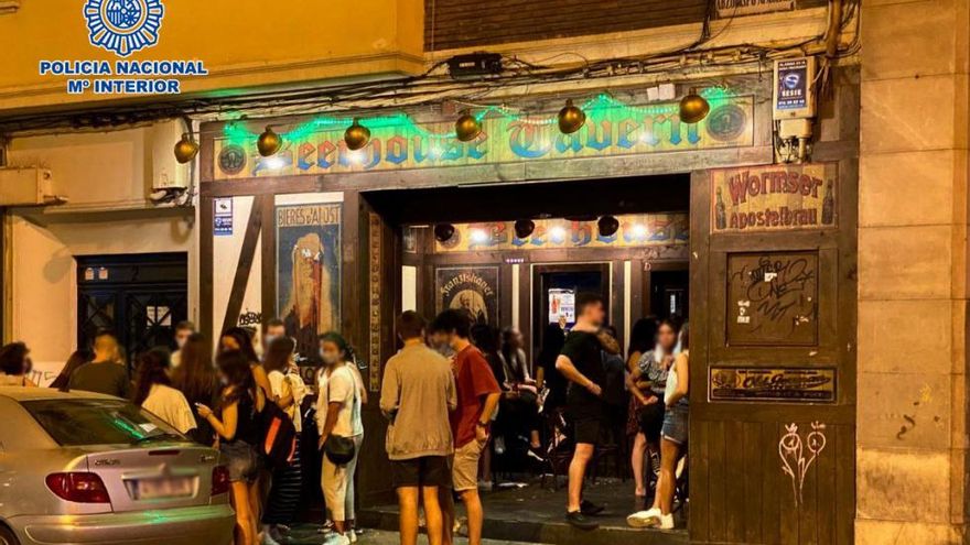 Los policías nacionales sancionaron al propietario del establecimiento por permitir incumplir las medidas de seguridad sanitarias.