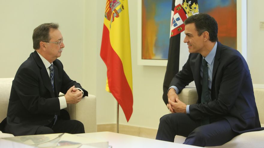 El presidente del Gobierno, Pedro Sánchez, recibe, en el palacio de la Moncloa, al presidente de Ceuta, Juan Jesús Vivas. (Foto de ARCHIVO)
