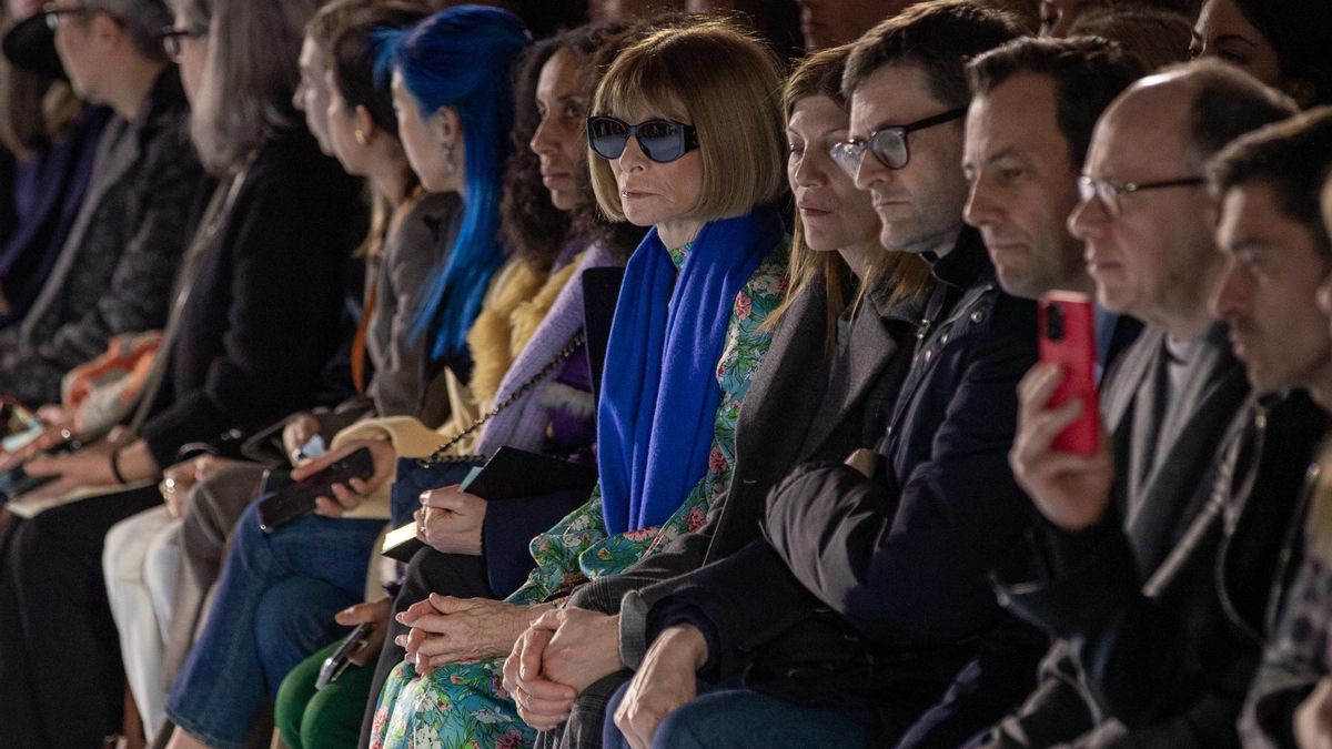 Wintour presencia un desfile de Tory Burch durante la Semana de la Moda de Nueva York de 2023.