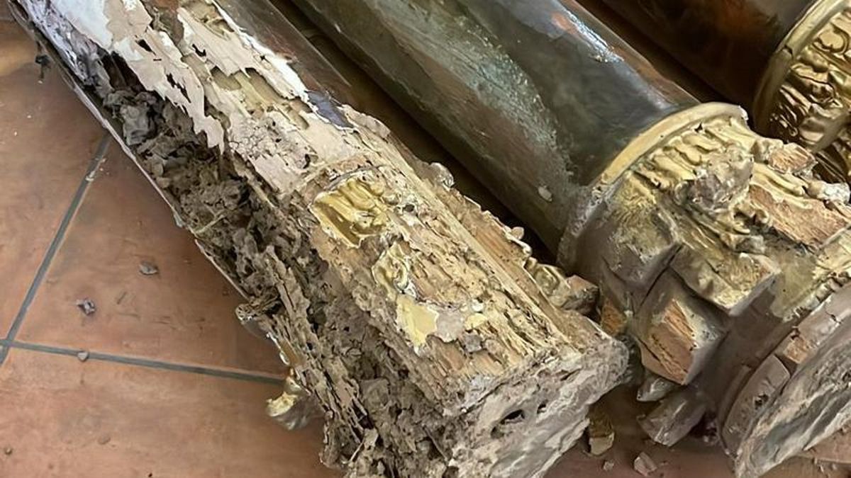 Imagen de las columnas del retablo dañadas por la termita
