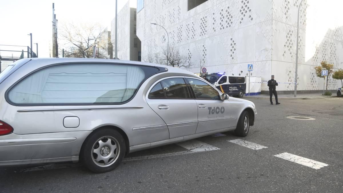 Imagen de un coche fúnebre a la  llegada del Instituto de Medicina Legal de Córdoba