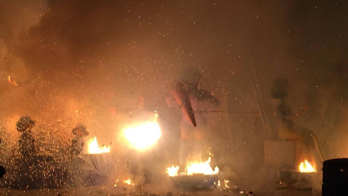 Una falla de Valencia durante la cremà.