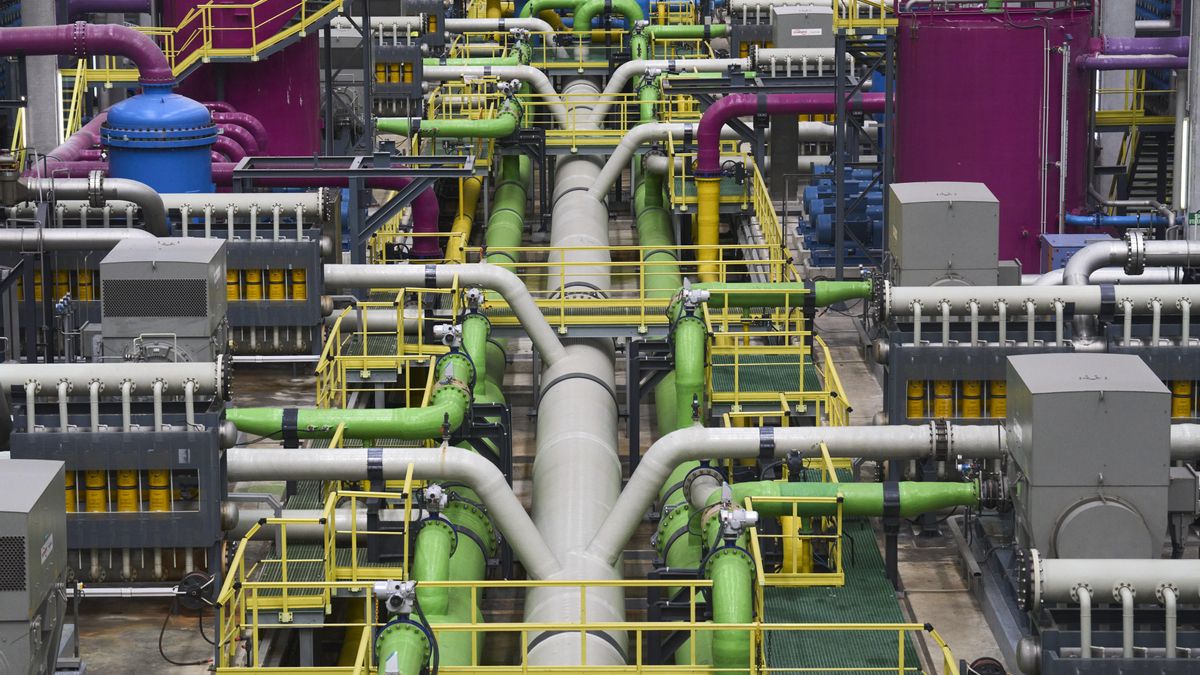 Catalunya recurre a las desaladoras pese a tener embalses llenos para aliviar ríos y el acuífero que abastece Barcelona