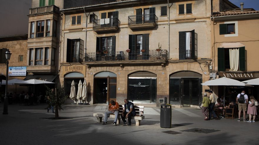 Los hermanos Juan y Diego Santiago Moreno en la plaza de Llucmajor.