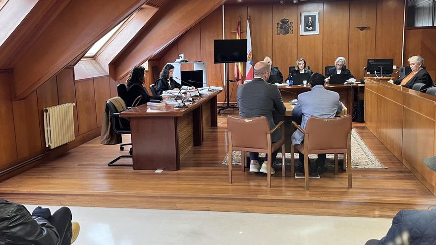 El principal acusado declara en el juicio, acompañado de su traductor