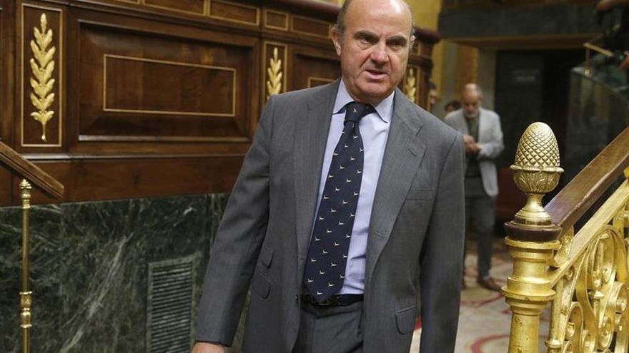 PSOE, Podemos y C's piden comparezca Guindos para explicar propuesta de Soria