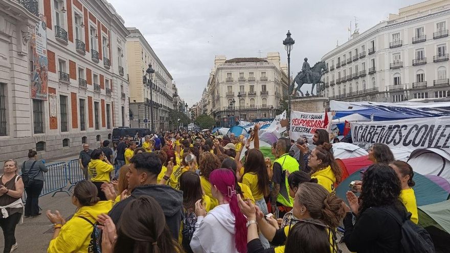 Decenas de educadoras infantiles se concentran frente a la sede del Gobierno de Ayuso en plena acampada