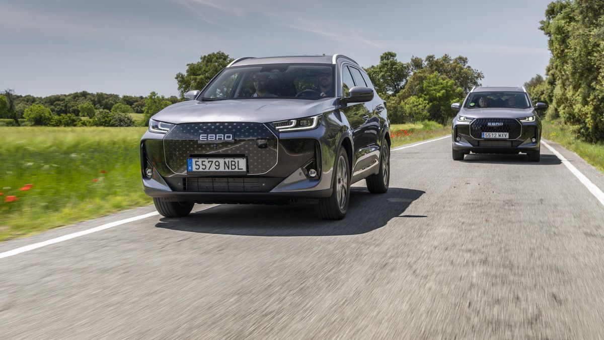 Exterior de dos vehículos EBRO, de la gama PHEV