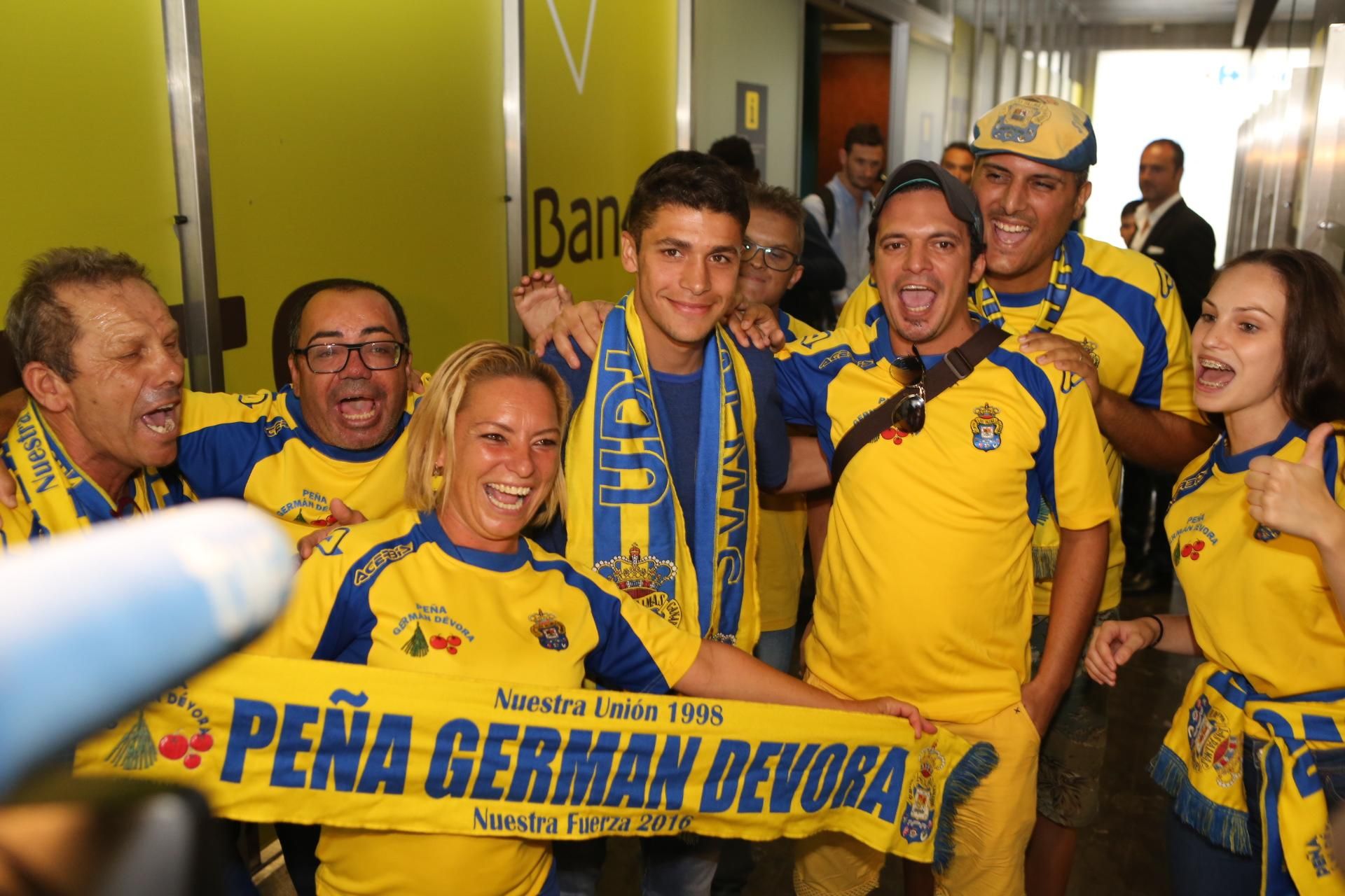 La llegada de Mateo García al aeropuerto de Gran Canaria. Alejandro Ramos.