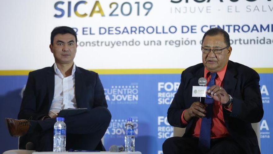 César Ríos (d), director del Instituto Salvadoreño del Migrante (INSAMI) junto al alcalde de la ciudad de San Miguel, Miguel Pereira (i), participan este jueves en el foro "Migración y Desarollo" en el marco del Foro Regional SICA 2019 en San Salvador (El Salvador).