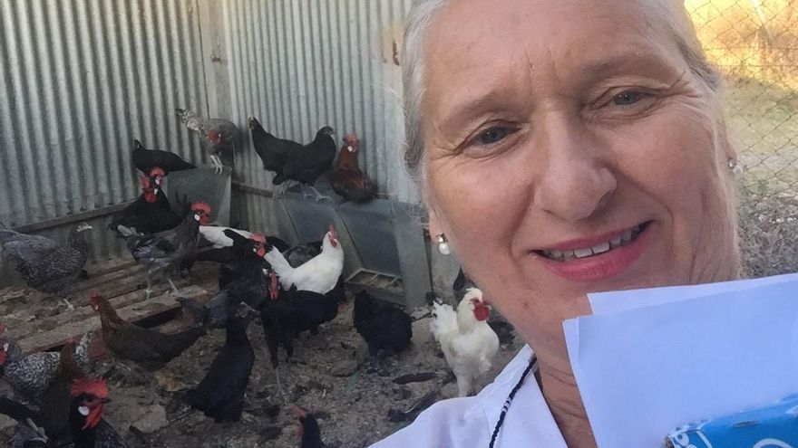 La investigadora María Esperanza Camacho, junto a ejemplares de raza utrerana.