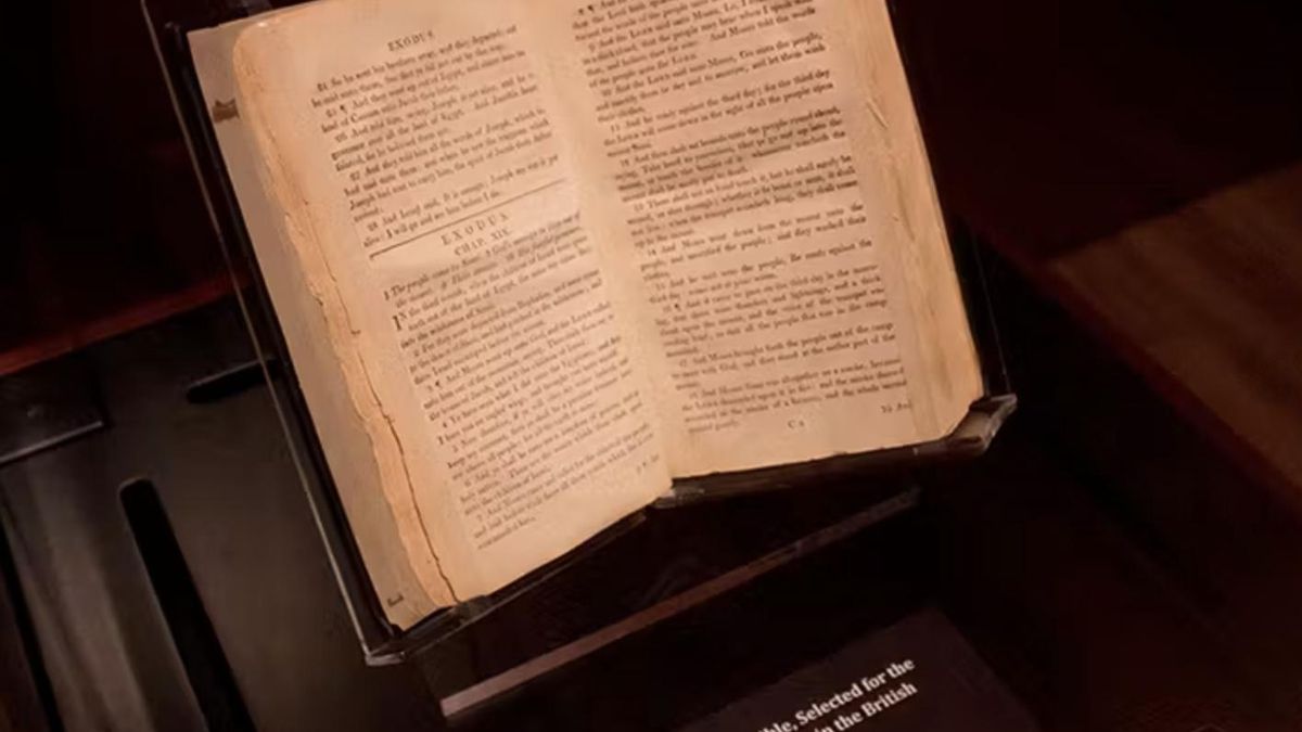 El teólogo Robert Beckford y el historiador Anthony Schmidt explicaron que aquella edición fue diseñada para mantener la obediencia y justificar la violencia