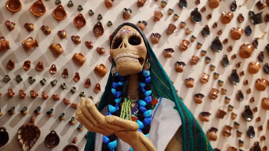 Una de las figuras expuestas junto al altar de muertos de Casa México