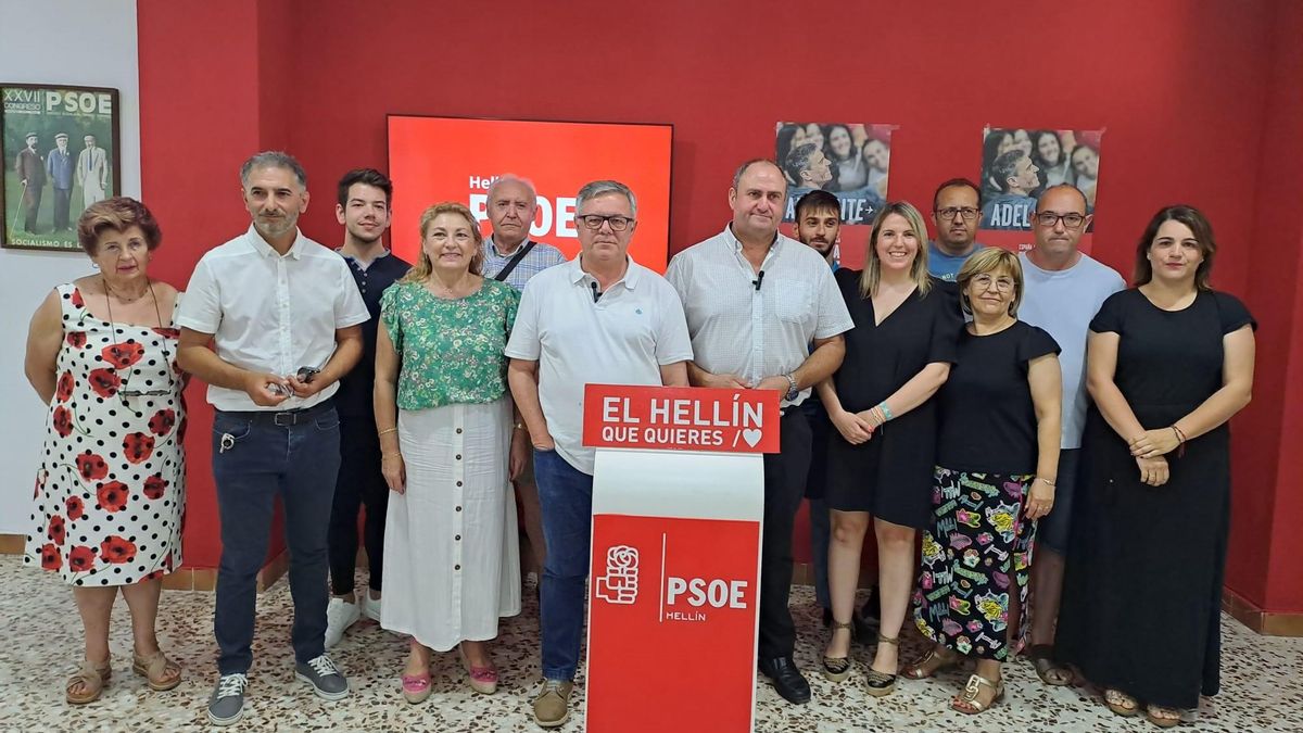 Julián Martínez, junto a miembros del PSOE de Hellín