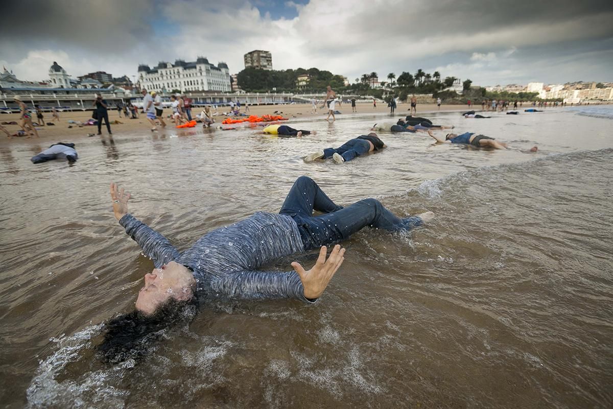 Performance 'Lo que el mar nos trae' sobre el drama de la migración realizada en la playa de El Sardinero. Andrés Fernández.
