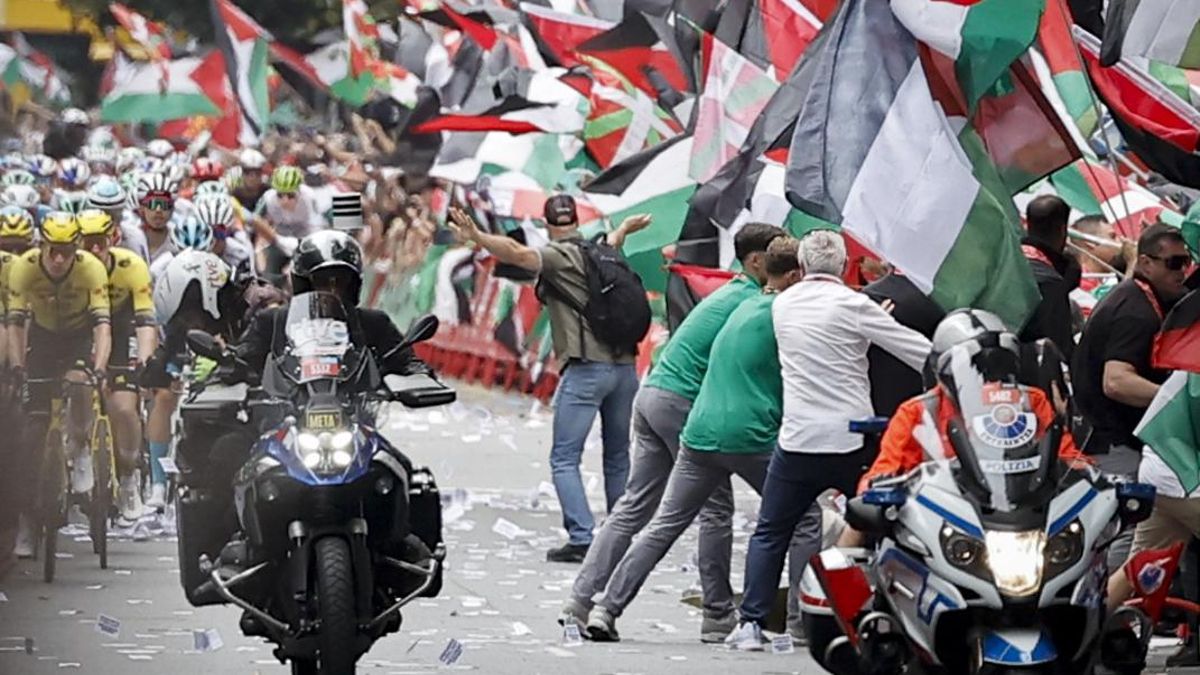 La iniciativa Gernika Palestina ha invadido este miércoles un tramo de la Gran Vía de Bilbao al paso de la Vuelta ciclista por la capital vizcaína en protesta por la participación del equipo Israel Premier Tech