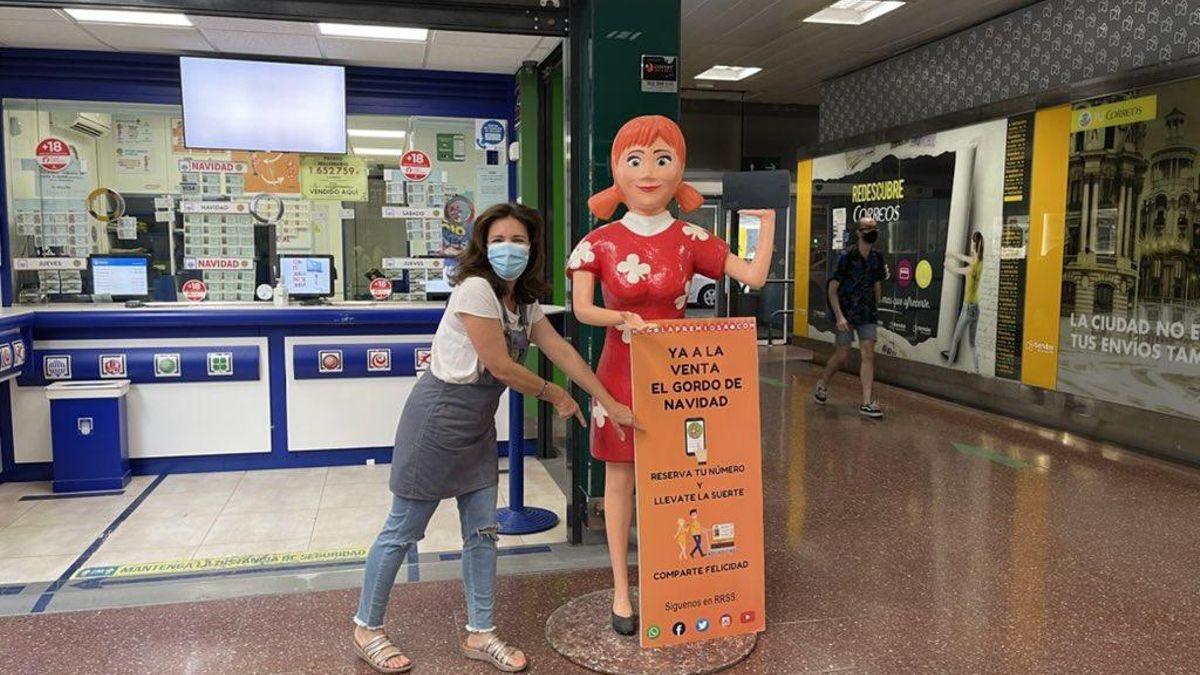 La muñeca de La Premiosa en su administración de la estación de Chamartín