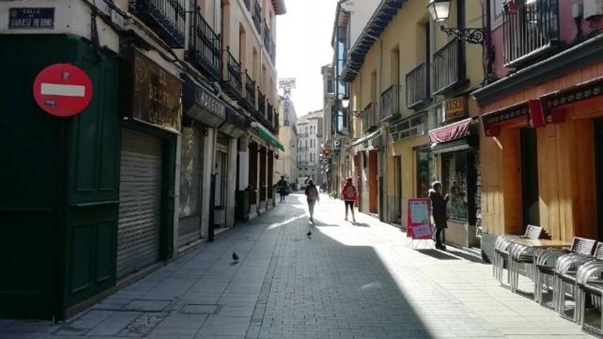 Calle Cervantes con el local ya cerrado esta semana, a la izquierda.
