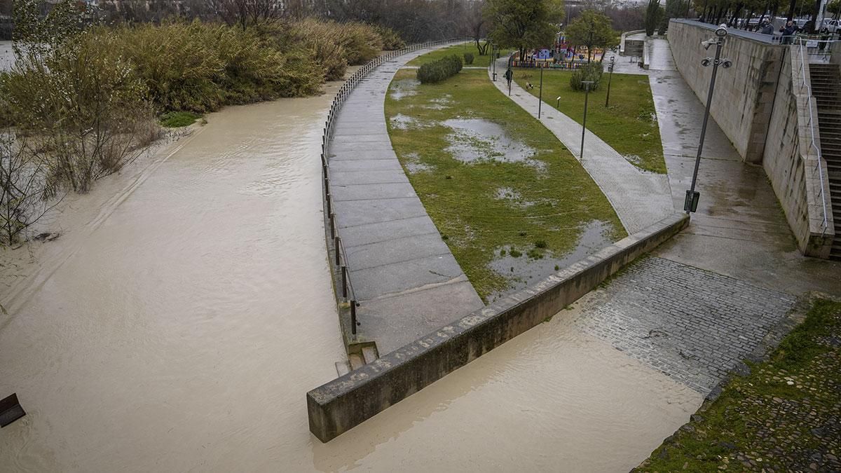 El cauce del río Guadalquivir sigue subiendo a su paso por Córdoba