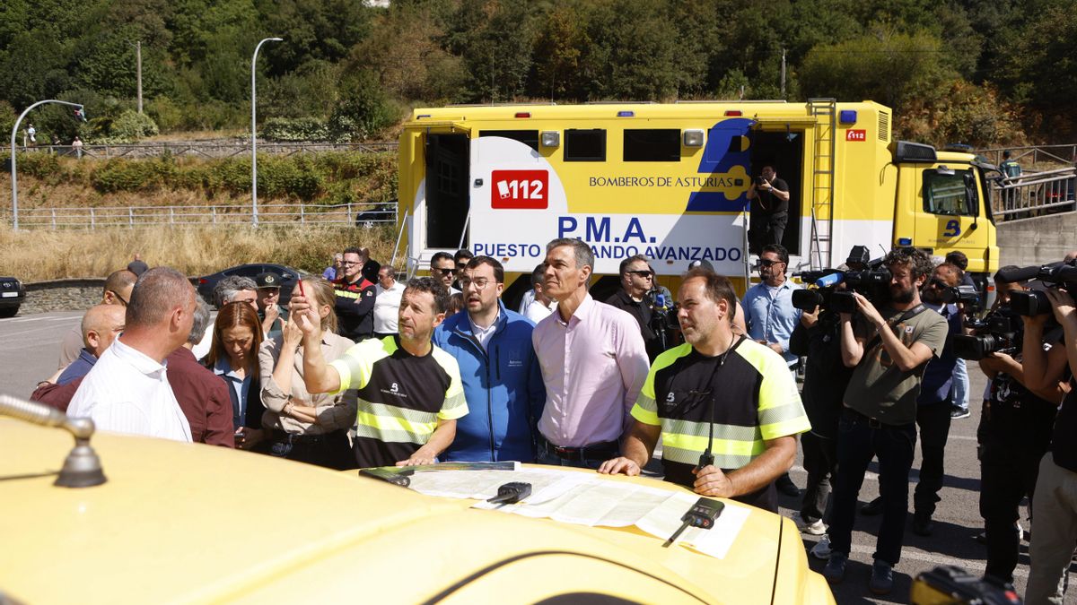 Pedro Sánchez, durante una visita este verano a una zona afectada por el fuego en Asturias