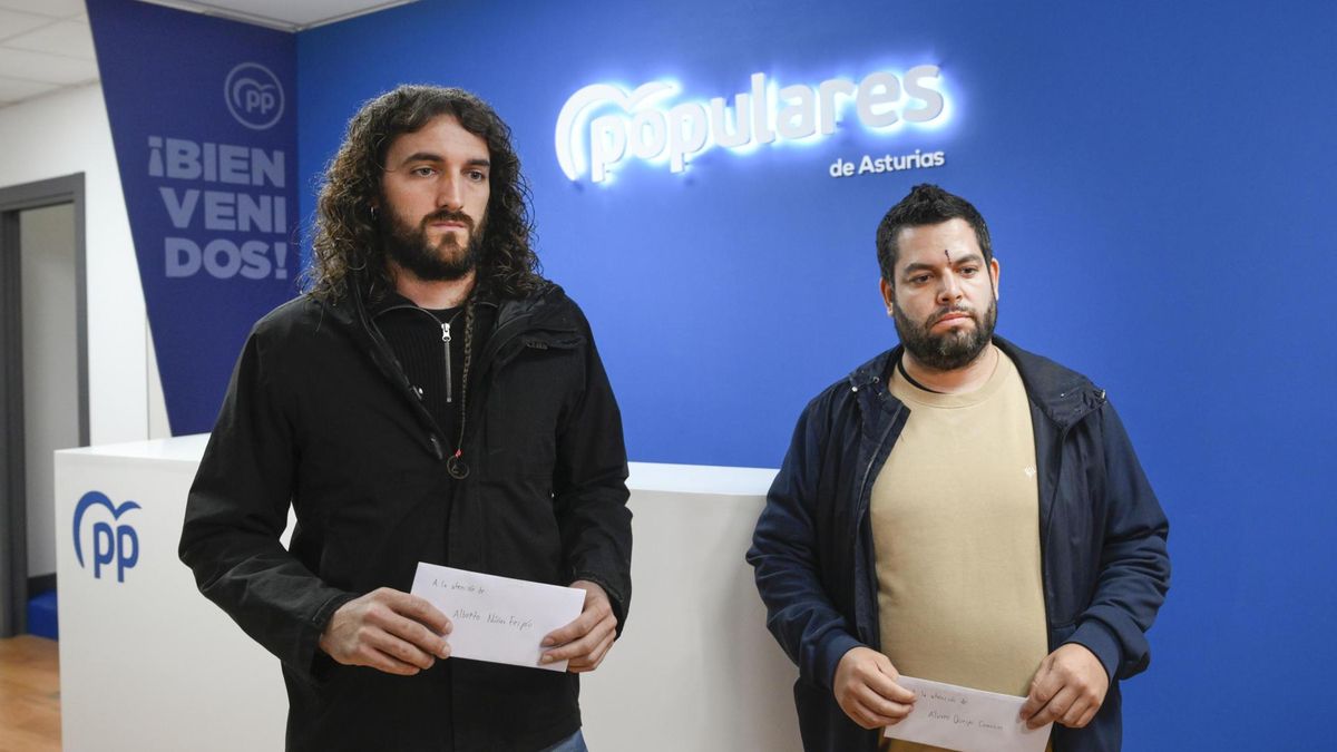 Rubén Rosó (d) y Jorge Fernández (i) en la sede del PP de Asturias