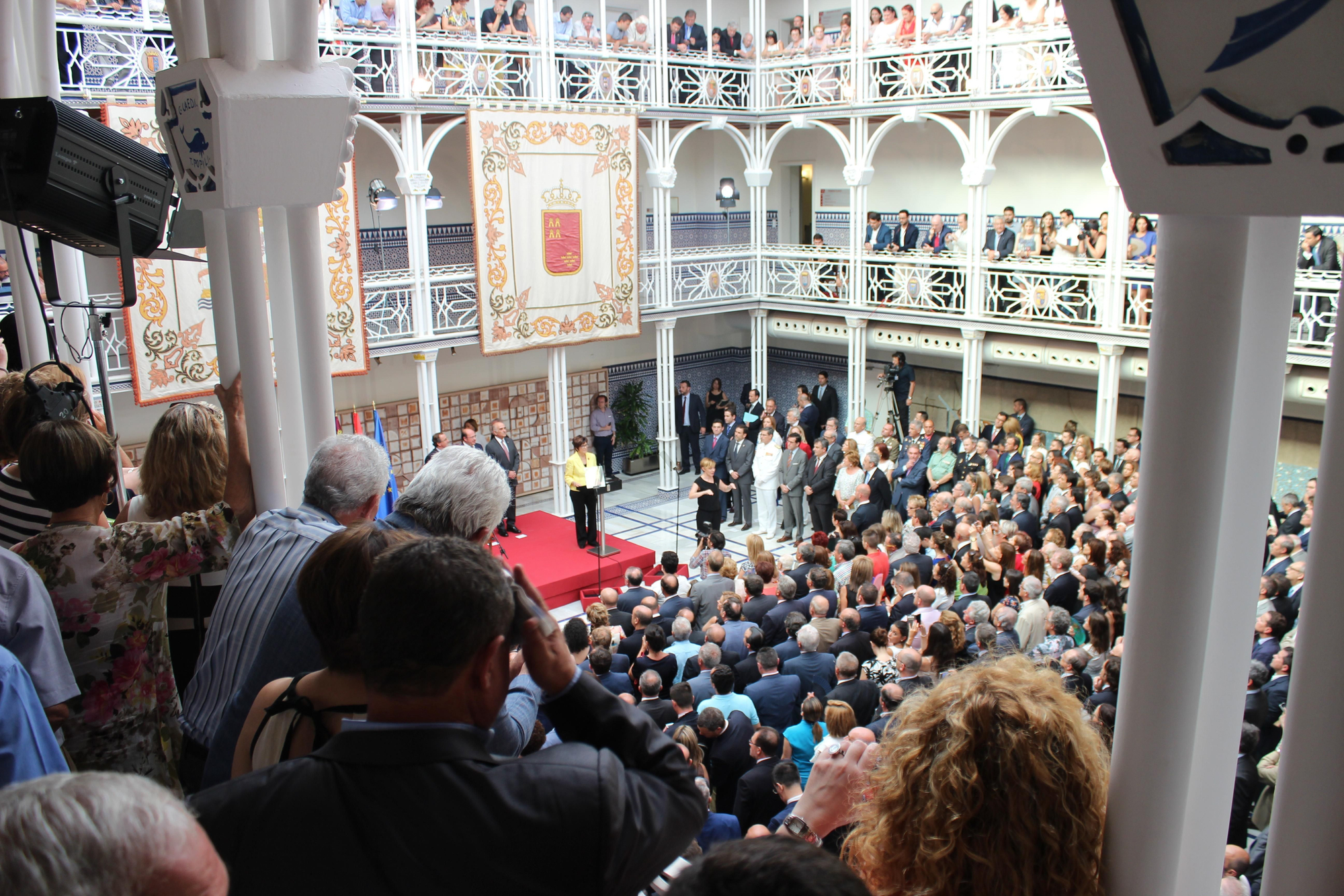 La presidenta de la Asamblea Regional de Murcia, dando la bienvenida al inicio del acto / PSS