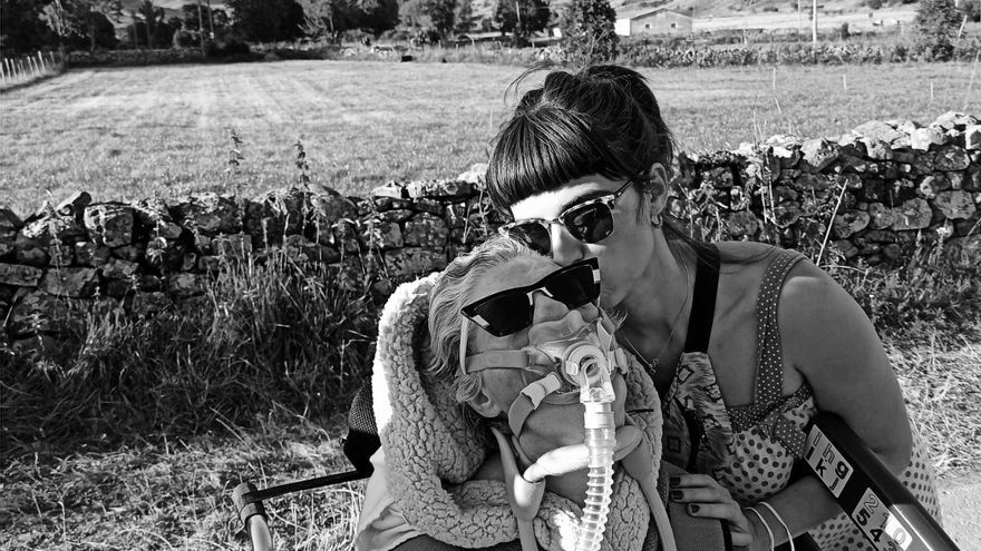 El doble luto del cuidador: "Estoy descansando, sí, pero ha muerto mi madre, ¿cómo me voy a alegrar?"