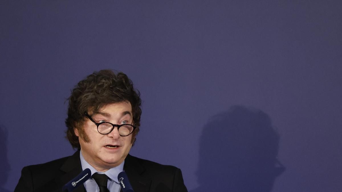 El presidente de Argentina, Javier Milei, interviene en el desayuno informativo del Fórum Europa del que es protagonista este miércoles en Madrid. EFE/ Mariscal