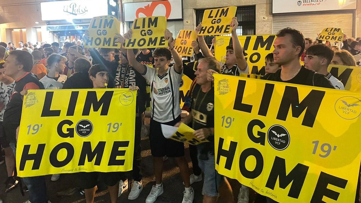 Un momento de la concentración de aficionados del València contra Peter Lim antes del partido contra Las Palmas.