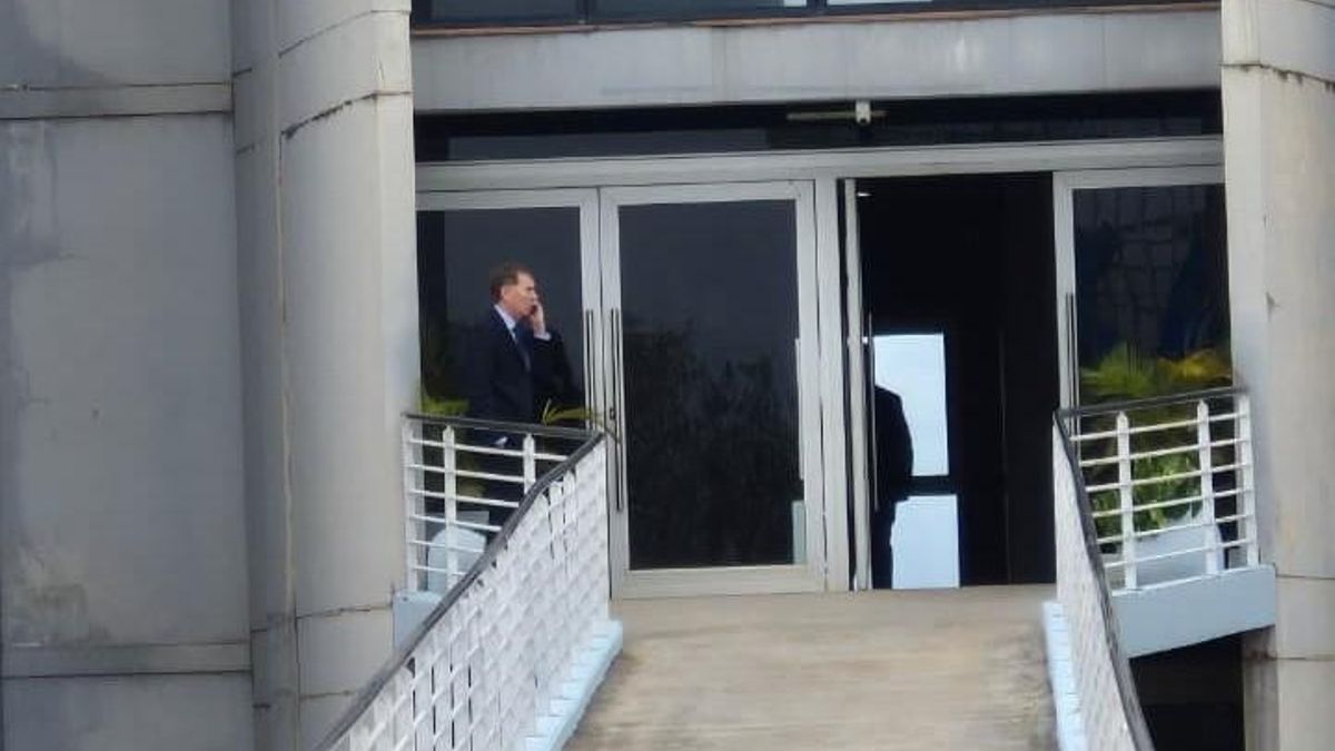 Diego Santilli atendió una llamada luego de la reunión con los gobernadores.