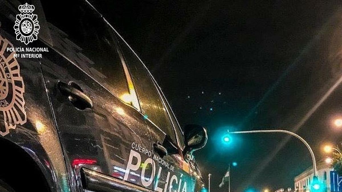 Archivo - Coche Policía Nacional patrullando.