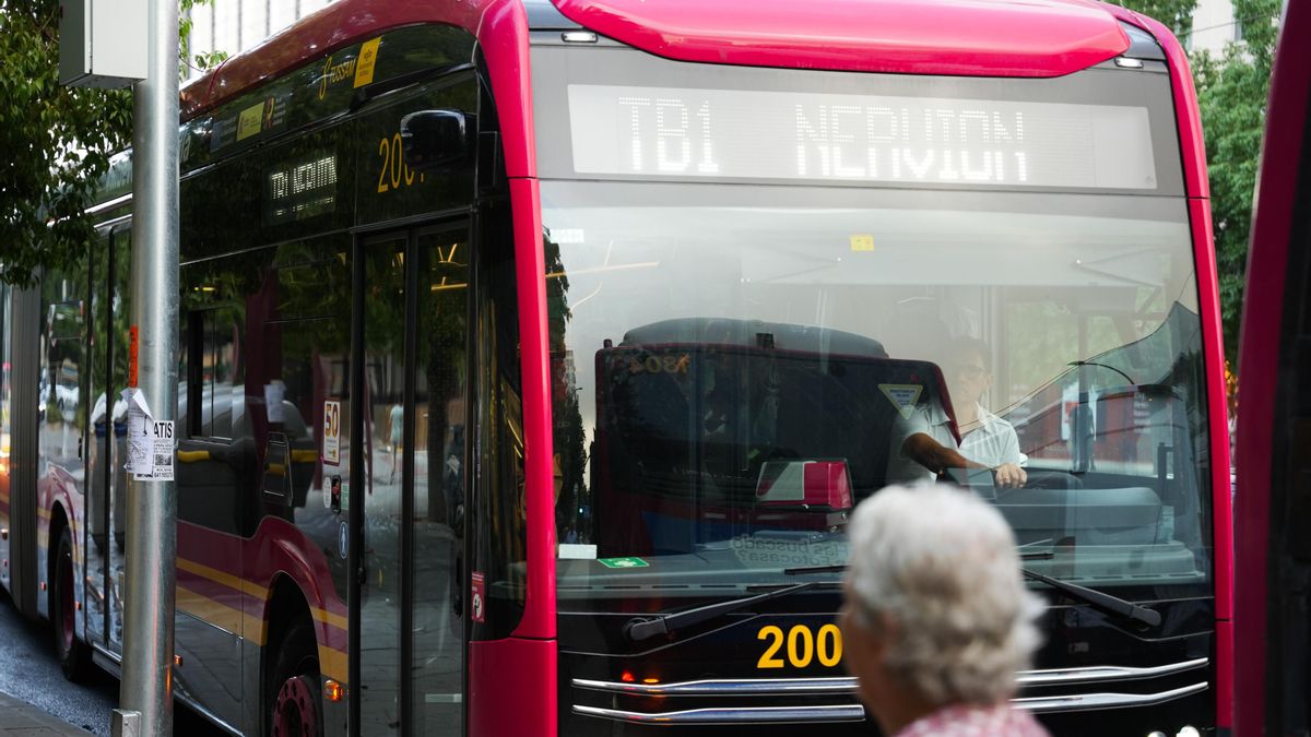 Cinco heridos en Sevilla tras un frenazo del tranvibús para evitar chocar con un vehículo que ignoró un semáforo