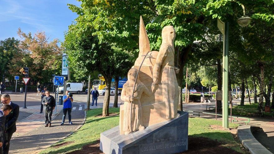 La escultura a la Semana Santa de León se ubica en el Jardín de San Francisco, frente a Correos y cerca de Santa Nonia.
