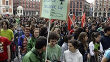 La "Marea verde" pide la retirada de la Lomce a las puertas de la Convención del PP el pasado febrero.