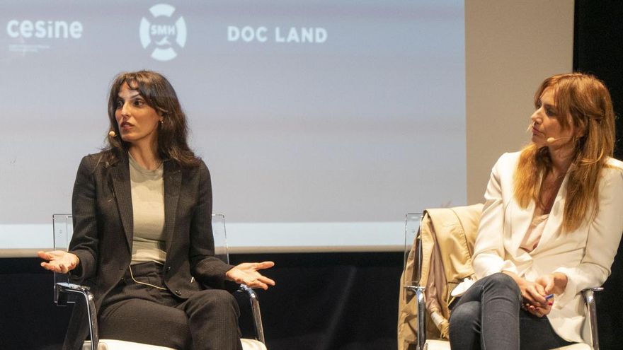 Maysun y Patricia Simón durante el coloquio 'Periodismo en tiempos de guerra'