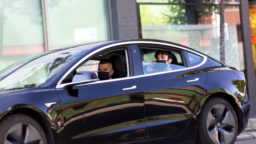 Andalucía da luz verde al decreto que regulará los VTC con el sector del taxi en contra