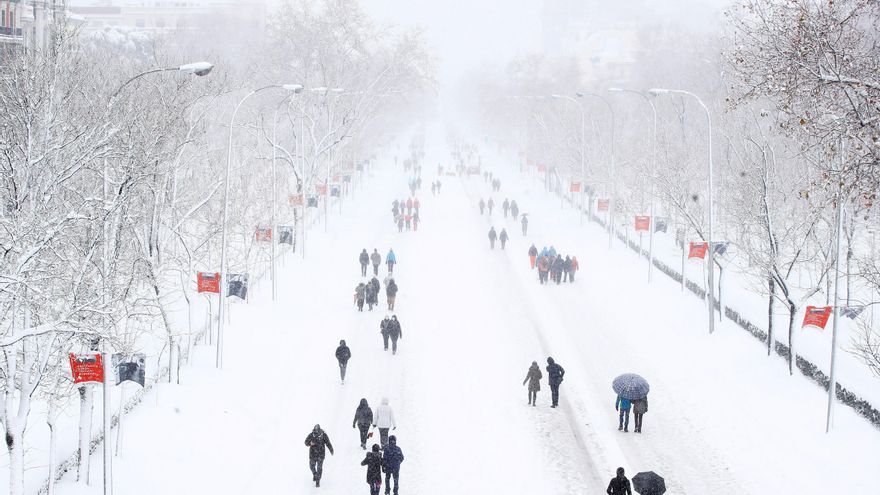 Una espesa capa de nieve cubre el Paseo de la Castellana de Madrid