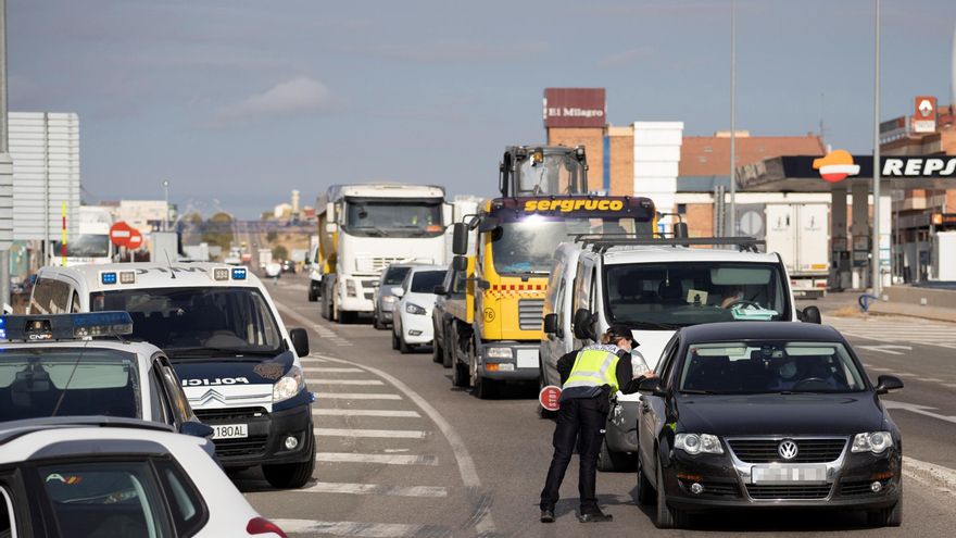 Control de la Policía Nacional en la carretera N-234, en la entrada y salida de Teruel. Zaragoza, Huesca y Teruel viven desde ayer la jornada de confinamiento decretado por el Gobierno de Aragón ante el elevado nivel de contagios de coronavirus de los últimos días. EFE/ Antonio Garcia