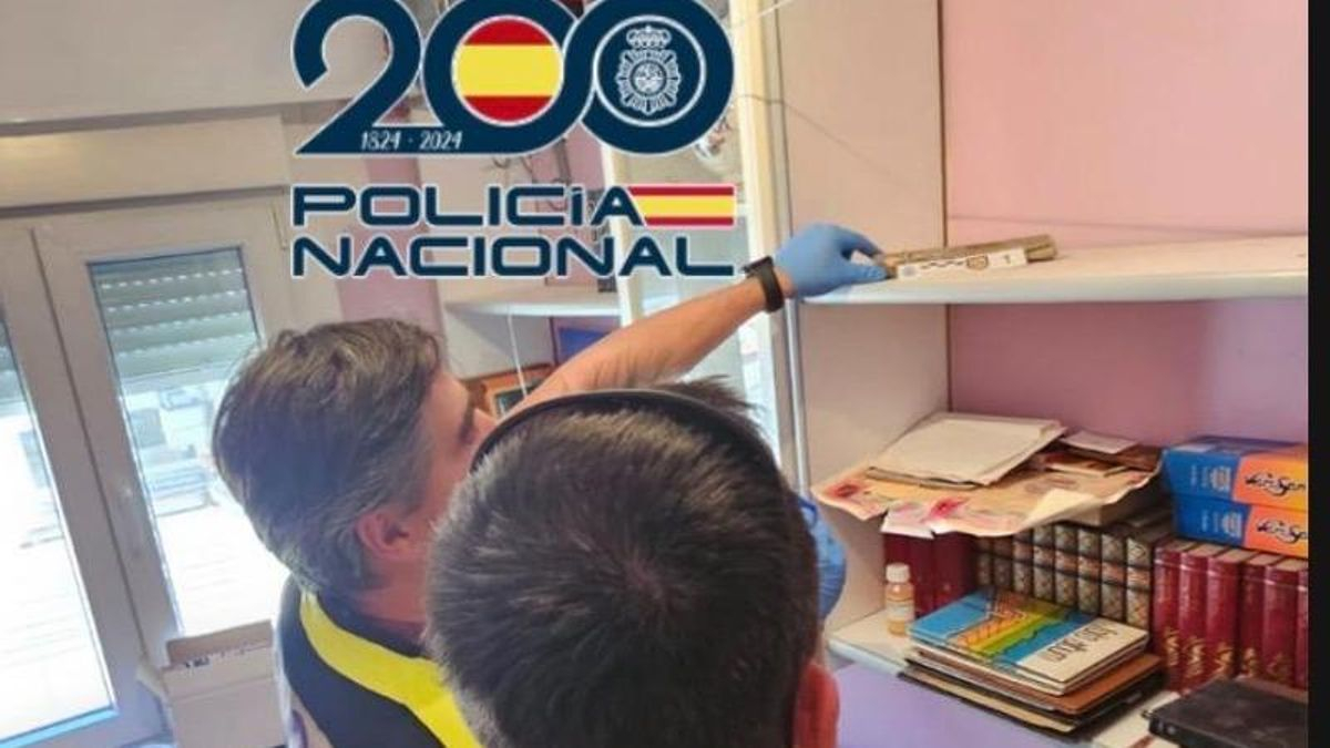 Encuentran un cartucho de dinamita escondido tras unos libros en una vivienda de Ponferrada