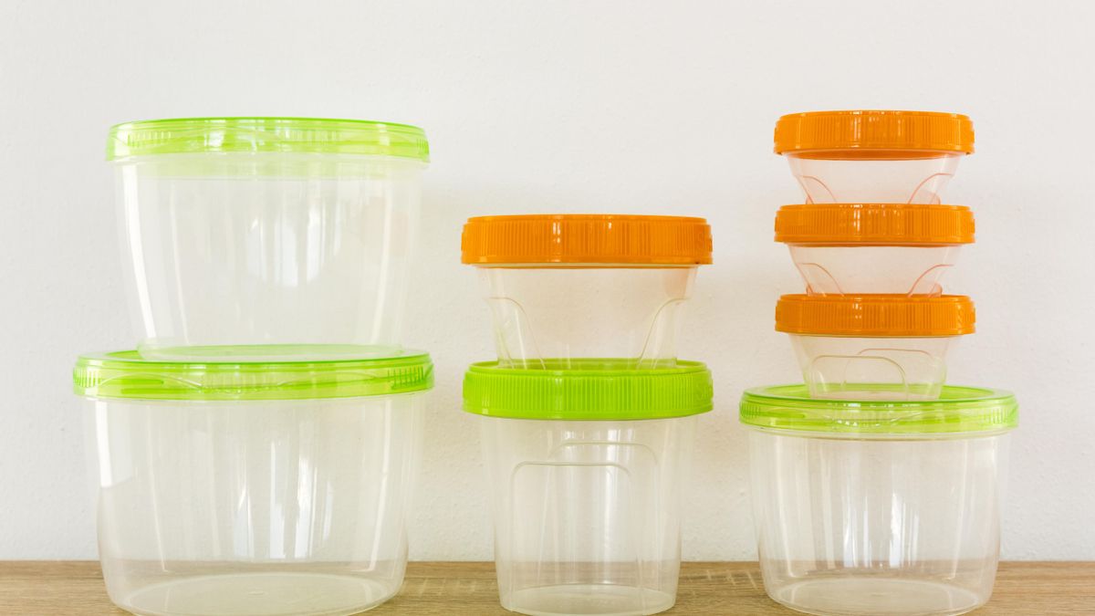 Aunque los táperes resultan cómodos y fáciles de usar, ciertos materiales pueden liberar sustancias químicas que migran hacia la comida y, posteriormente, hacia nuestro organismo.