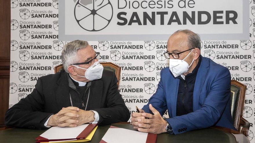 El consejero de Turismo, Javier López Marcano, firma un convenio con el obispo de Santander, Manuel Sánchez Monge, para la recuperación del edificio del monasterio de Santo Toribio y su entorno