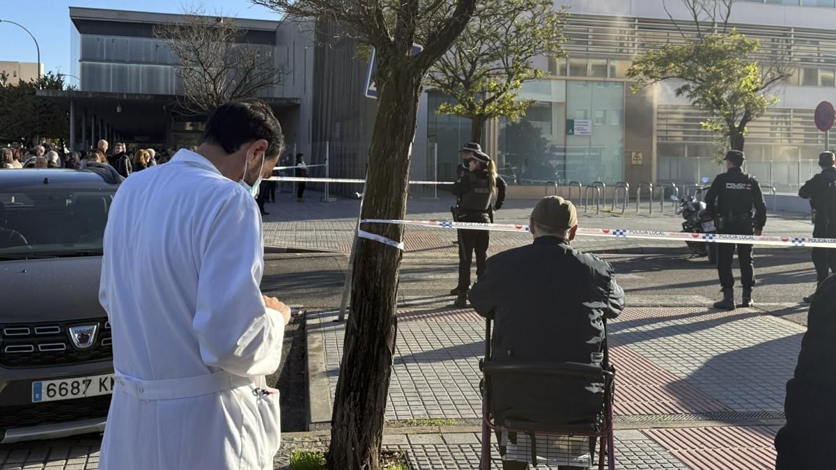Incendio y desalojo del Centro de Especialidades Carlos Castilla del Pino
