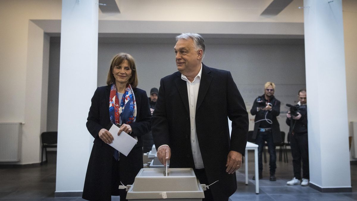 El primer ministro húngaro que muestra al primer ministro húngaro, Viktor Orban, líder y candidato a primer ministro del partido gobernante Fidesz, y a su esposa, Aniko Levai (i), emitiendo sus votos en las elecciones generales celebradas en Budapest.
