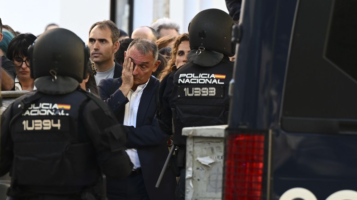 El diputado de Sumar, Enrique Santiago (c) tras la ejecución por parte de la Policía Nacional del desahucio de Maricarmen, una anciana de 87 años este miércoles en la calle del Alcalde Sainz de Baranda, en el madrileño distrito de Retiro.