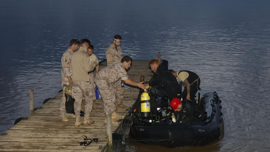 Varios buzos de la Armada buscando cuerpos en La Albufera.