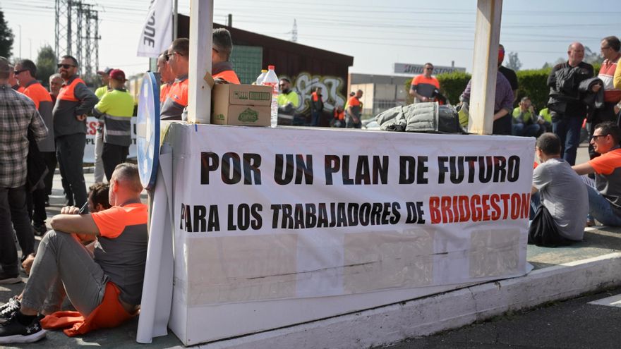 Concentración de trabajadores de Bridgestone en Puente San Miguel previa a la manifestación del 8 de abril