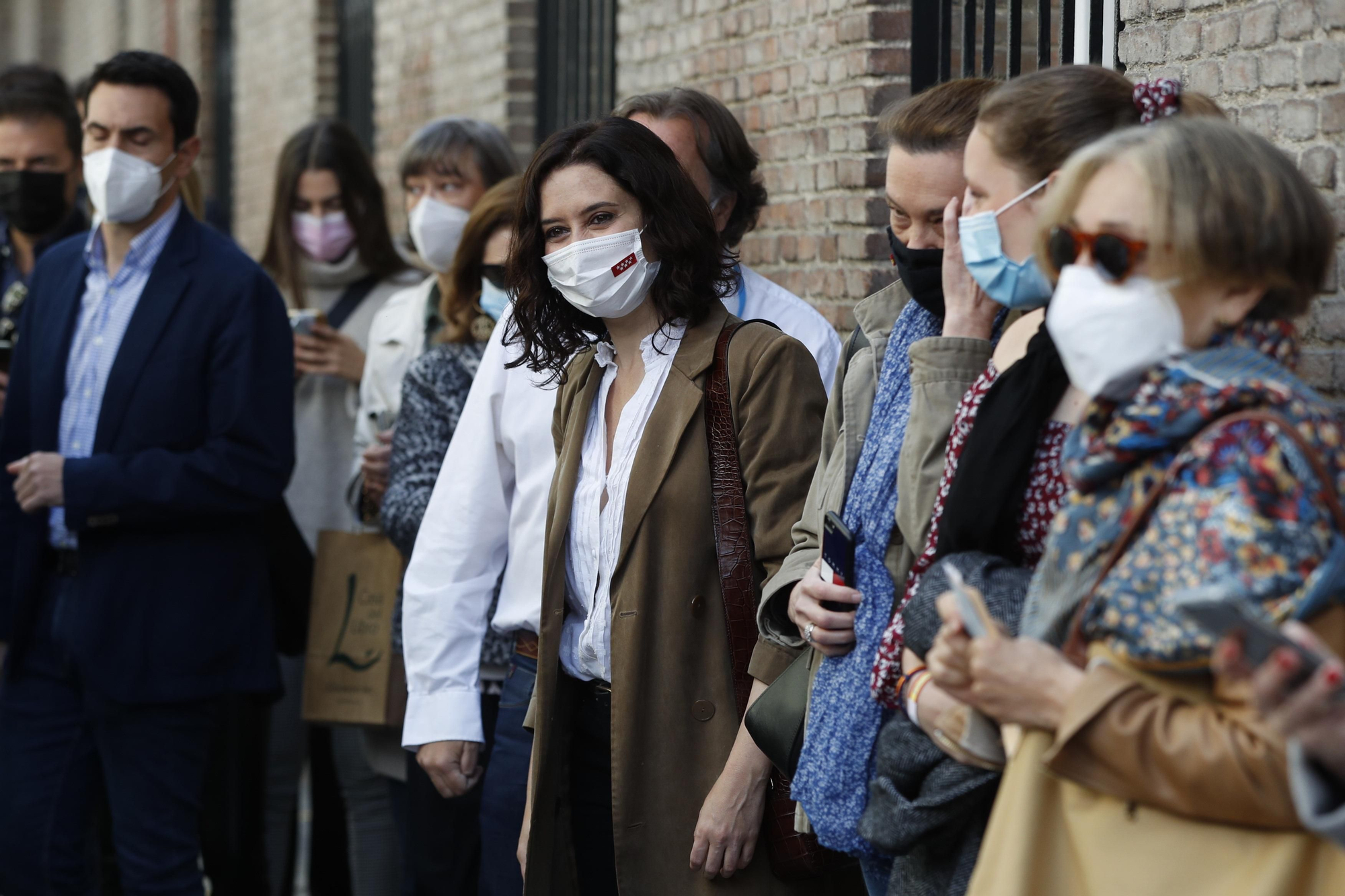 Ayuso también ha tenido que hacer cola